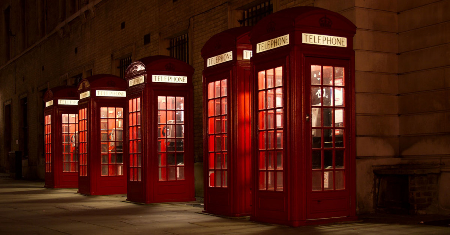 Rote Telefonzellen in der Nacht