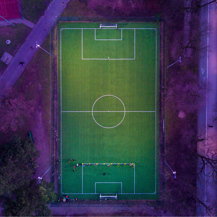 Bild von einem Fußballfeld bei Nacht