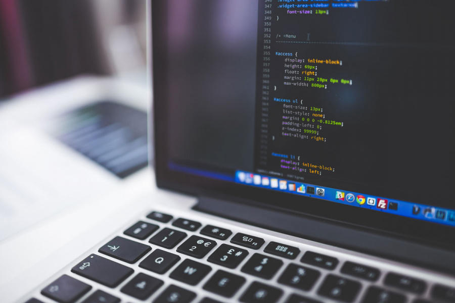 Laptop mit Code Zeilen auf dem Bildschirm