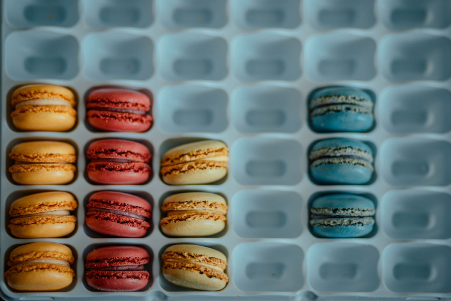 Packung mit bunten Macarons