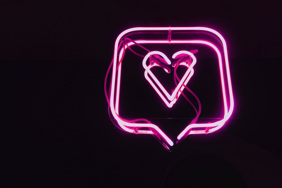 Neonschild mit Herz in Sprechblase