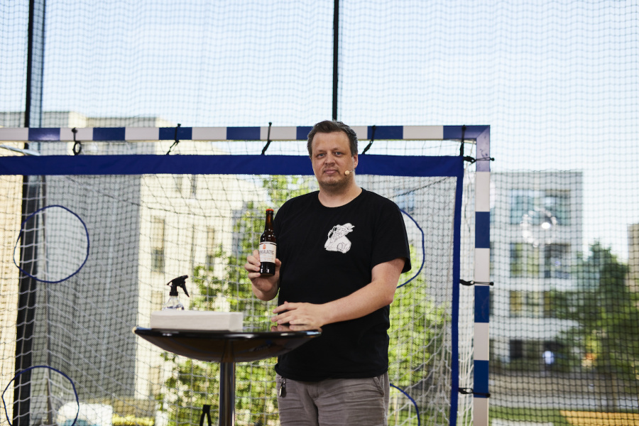 John Wagner präsentiert sein Bier auf der Digital Sales Night 2021