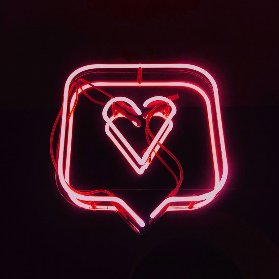 Neon Schild in Instagram-Like Form leuchtet Rot