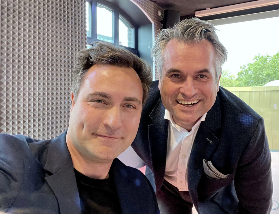 Zwei Männer machen ein Selfie und lächeln in die Kamera
