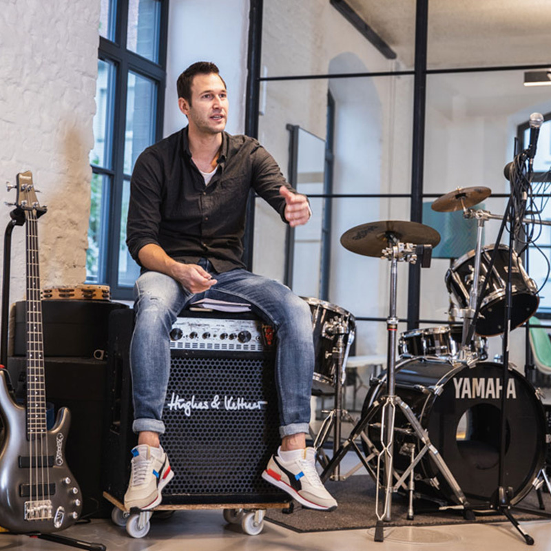 Kai Pohlmann vor Bandequipment in den Büros von MUUUH! Digital