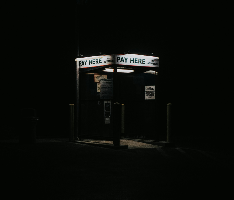 Ticketautomat mit der Aufschrift "Pay Here"